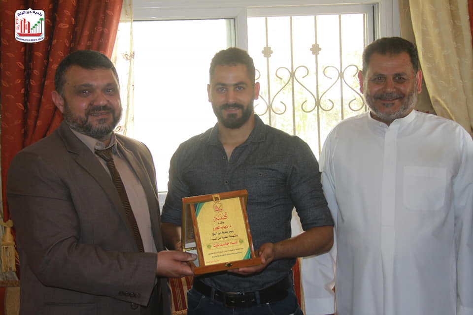 رئيس بلدية دير البلح يزور أبناء المدينة الحاصلين على درجة الماجستير