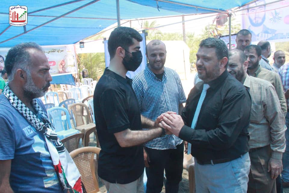 رئيس بلدية دير البلح يهنأ الاسير المحرر اياد ابو ناصر بالإفراج عنه من سجون العدو الصهيوني