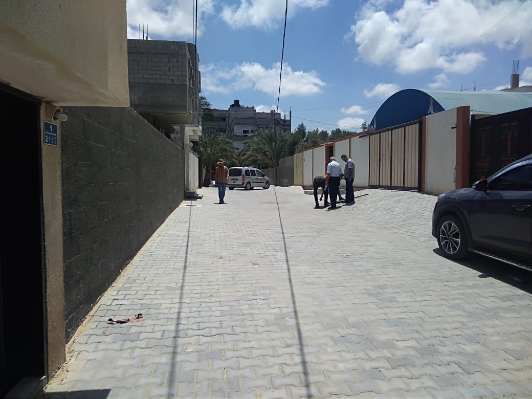 بلدية دير البلح تتسلم مشروع تبليط شوارع فرعية في دير البلح بشكل ابتدائي