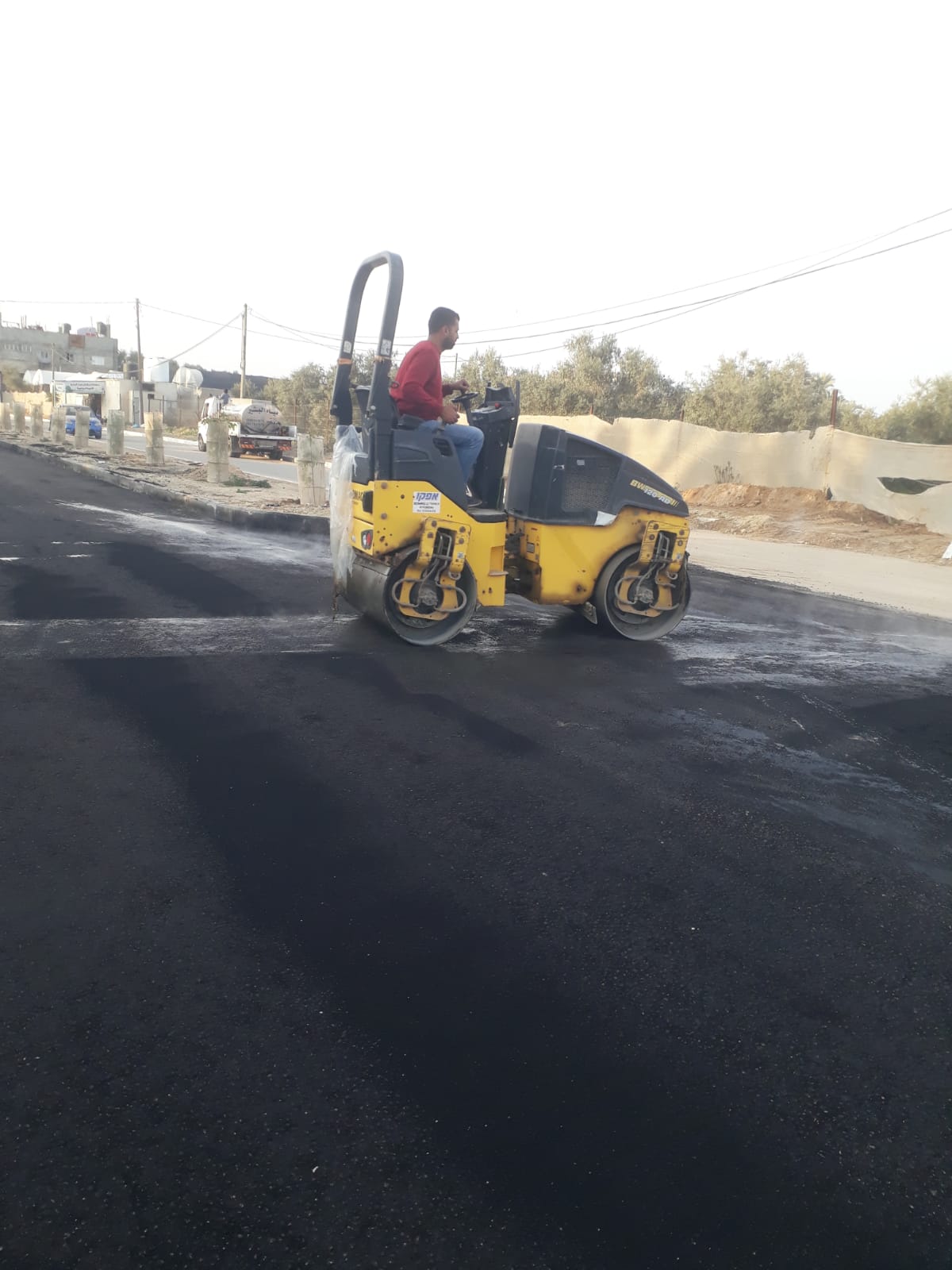بلدية دير البلح: البدء بفرد طبقة الاسفلت للجهة الجنوبية من شارع الشهداء المؤدي إلى مباني القسطل