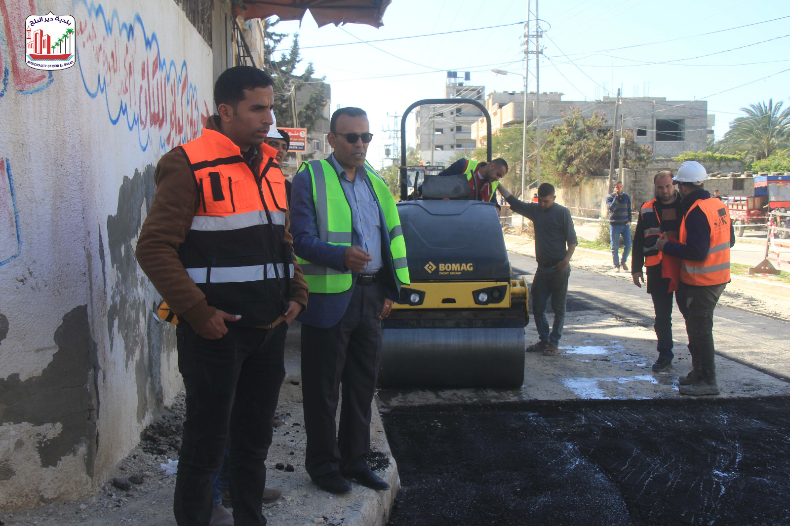 البدء بفرد طبقة الاسفلت الأولى ضمن مشروع الأعمال المصاحبة لمحطة التحلية المركزية