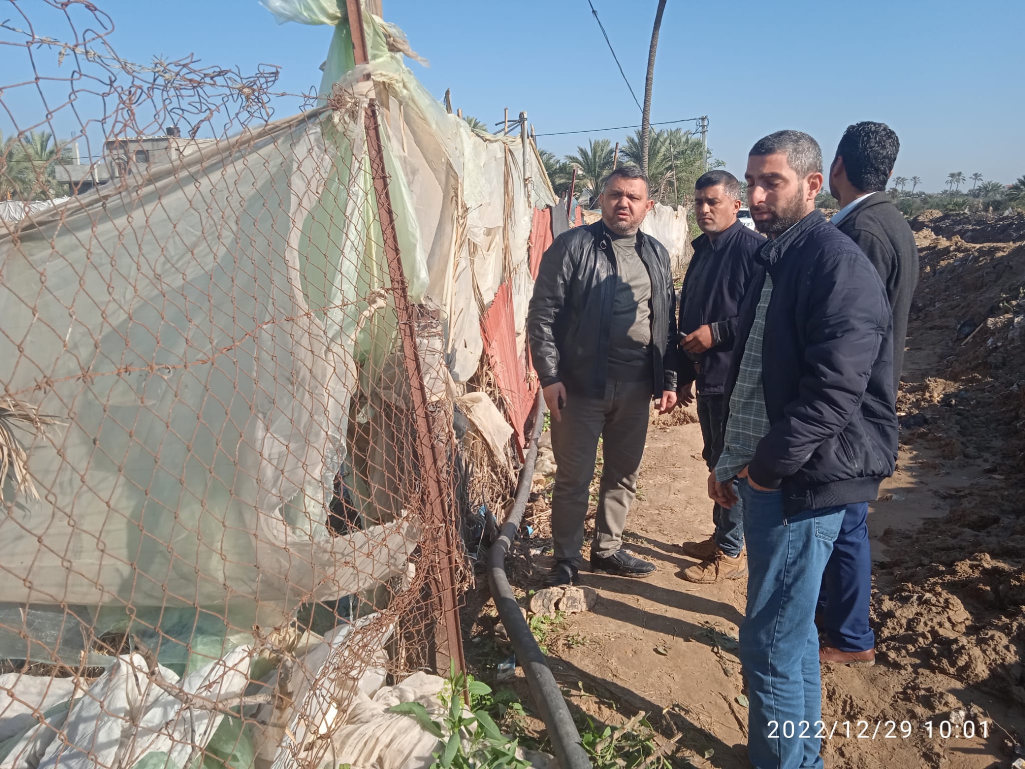 رئيس بلدية دير البلح يجري زيارة لمنطقة الوادي للاطلاع على سير عمل معالجة آثار المنخفض