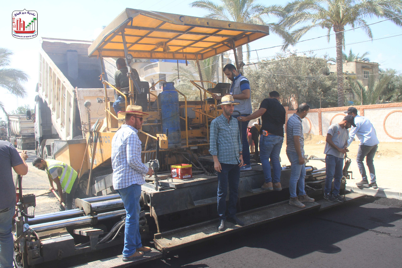 الانتهاء من فرد طبقة الاسفلت في الجهة الشمالية لشارع الشهداء الرئيسي- القسطل