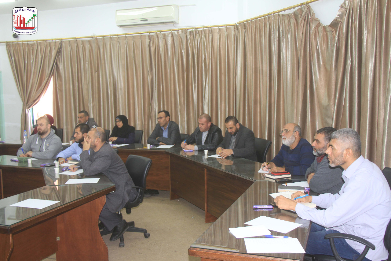 بلدية دير البلح تعقد لقاءً حول النزاهة والشفافية والمساءلة في عمل البلديات والهيئات المحلية