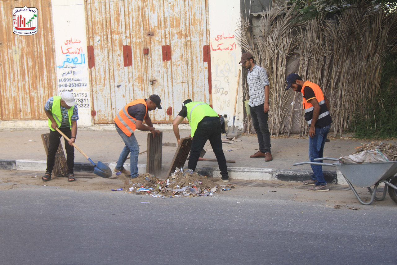 تواصل تنظيف مصارف مياه الامطار بالمدينة