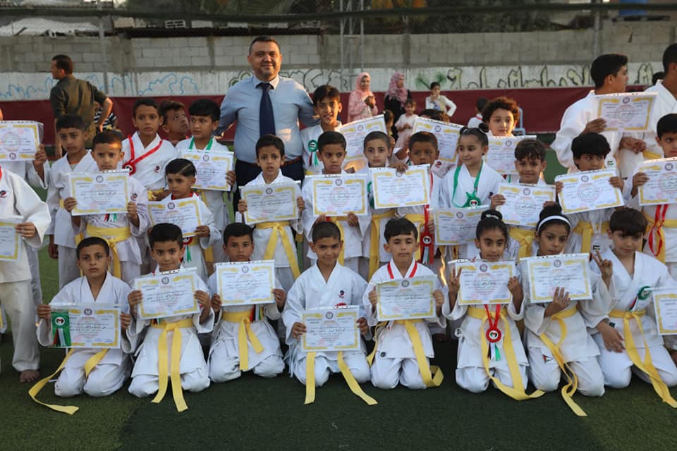 رئيس بلدية دير البلح يشارك في تكريم المشاركين في لعبة الكاراتيه والحاصلين عل أحزمة