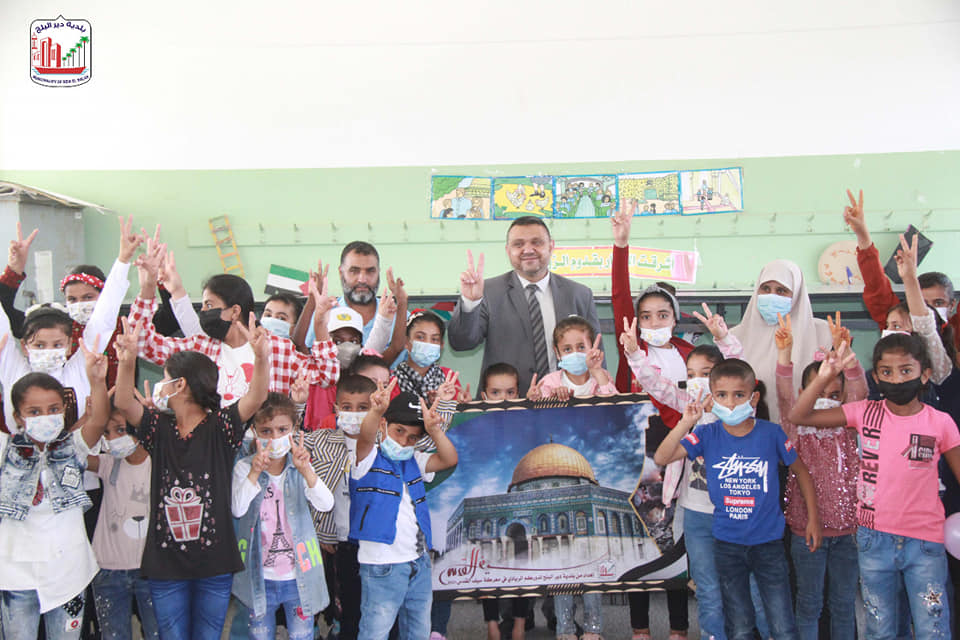 رئيس بلدية دير البلح يؤكد على أهمية دور المخيمات في التخفيف عن الطلبة خلال زيارته لمخيمات القدس في العيون