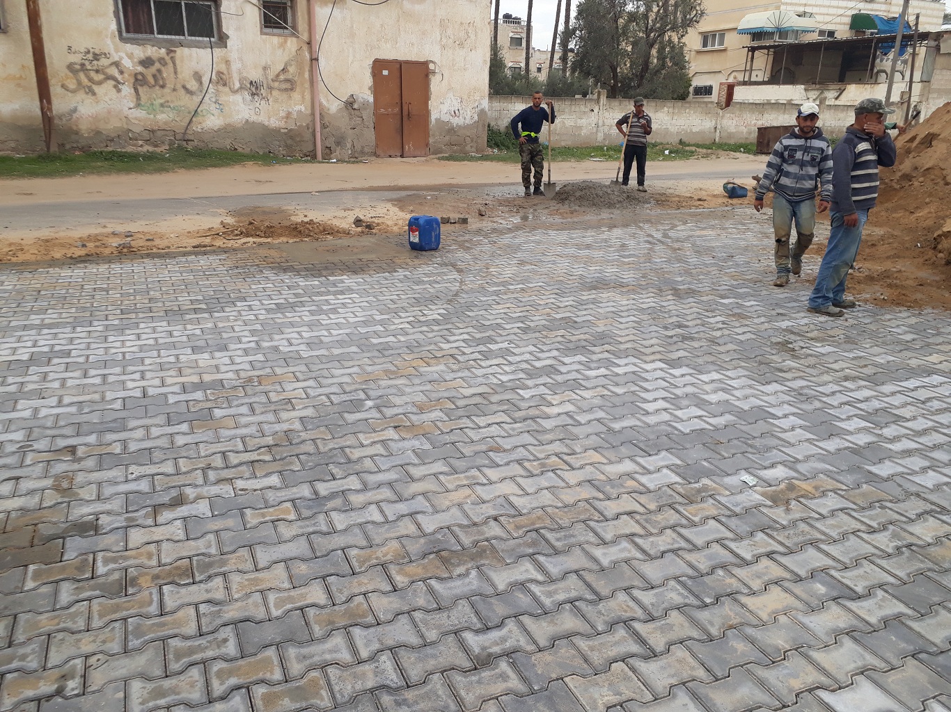 بلدية دير البلح تواصل العمل بتطوير وتعبيد شارع مسجد الهدى وشارع العصار بالبركة