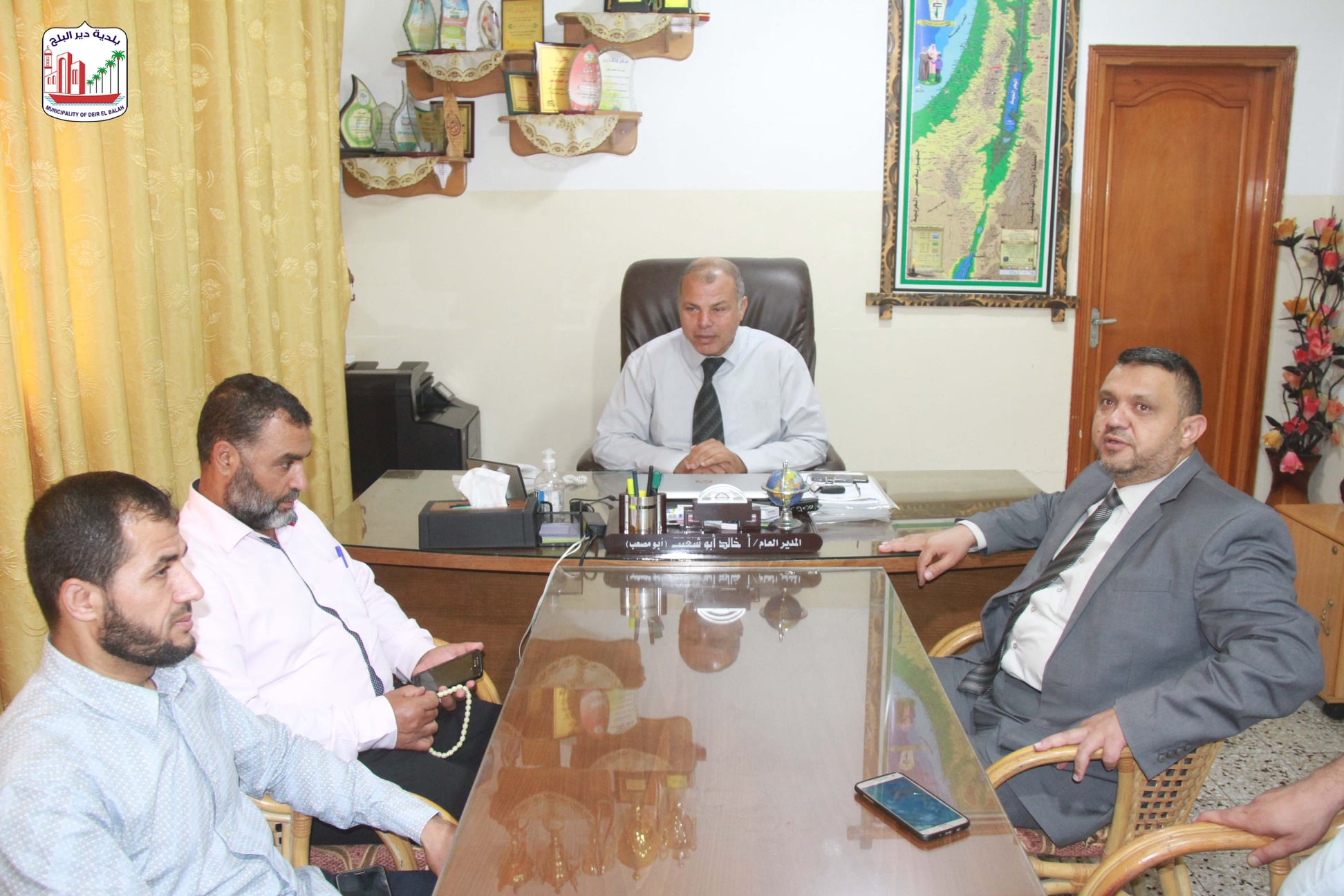 رئيس بلدية دير البلح يثني على دور المؤسسات التي قدمت مساعدات إغاثية للمواطنين خلال الحرب