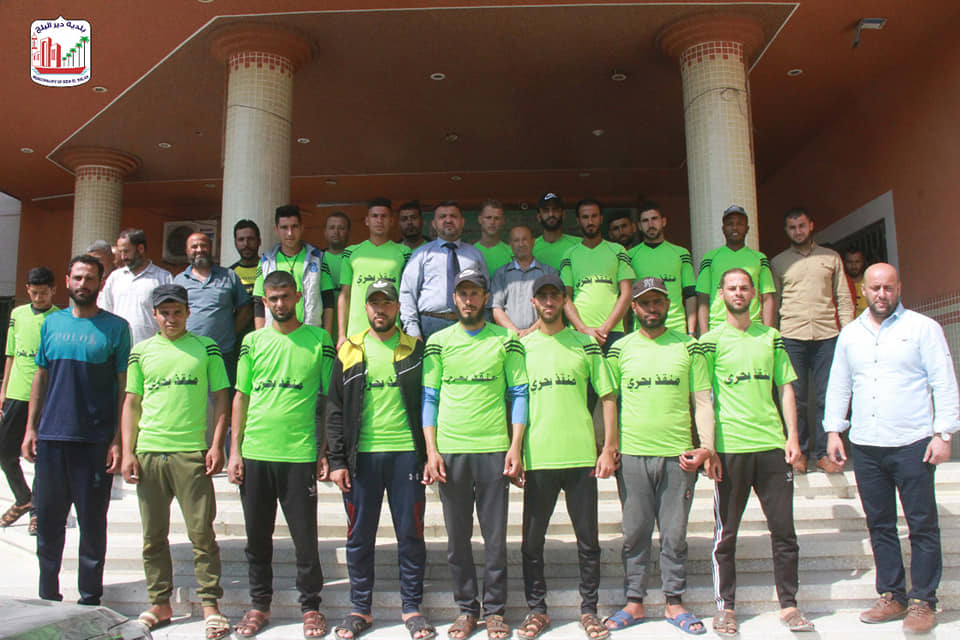 رئيس بلدية دير البلح يلتقي بالمنقذين البحريين ويثني على عملهم خلال موسم الصيف