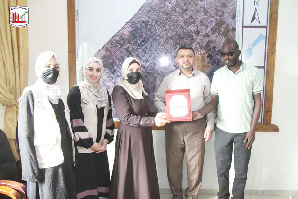 بلدية دير البلح تلتقي وفد من مدرسة جسور الأمل للتربية الخاصة