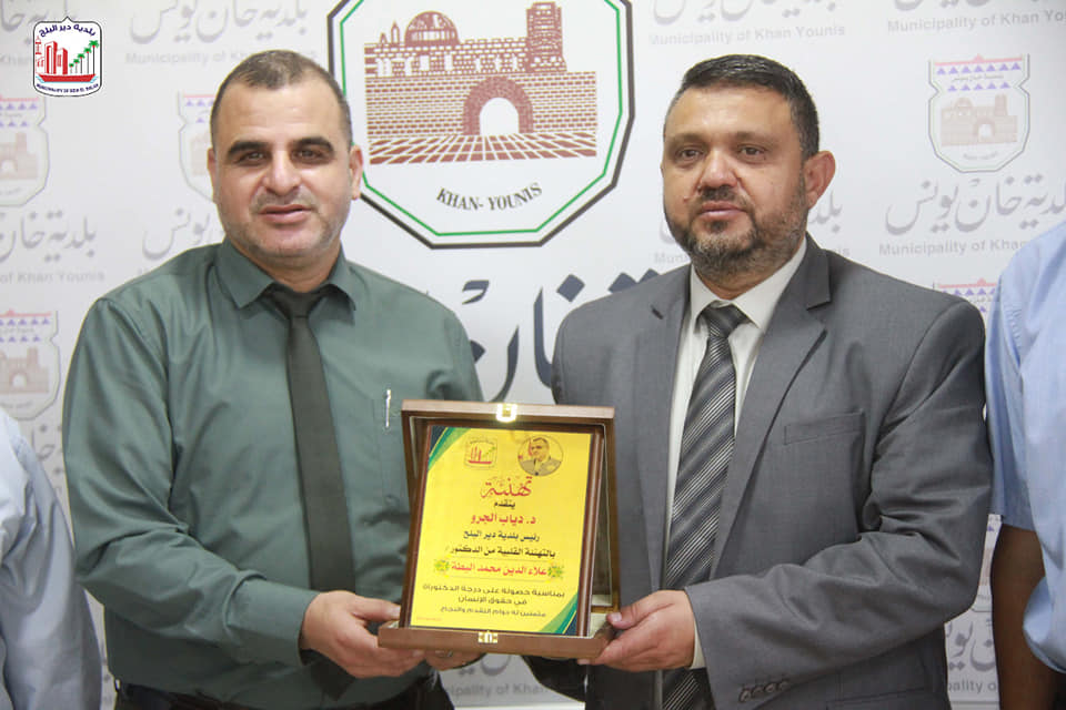 رئيس بلدية دير البلح يلتقي رئيس بلدية خانيونس ويهنئته بالدكتوراه