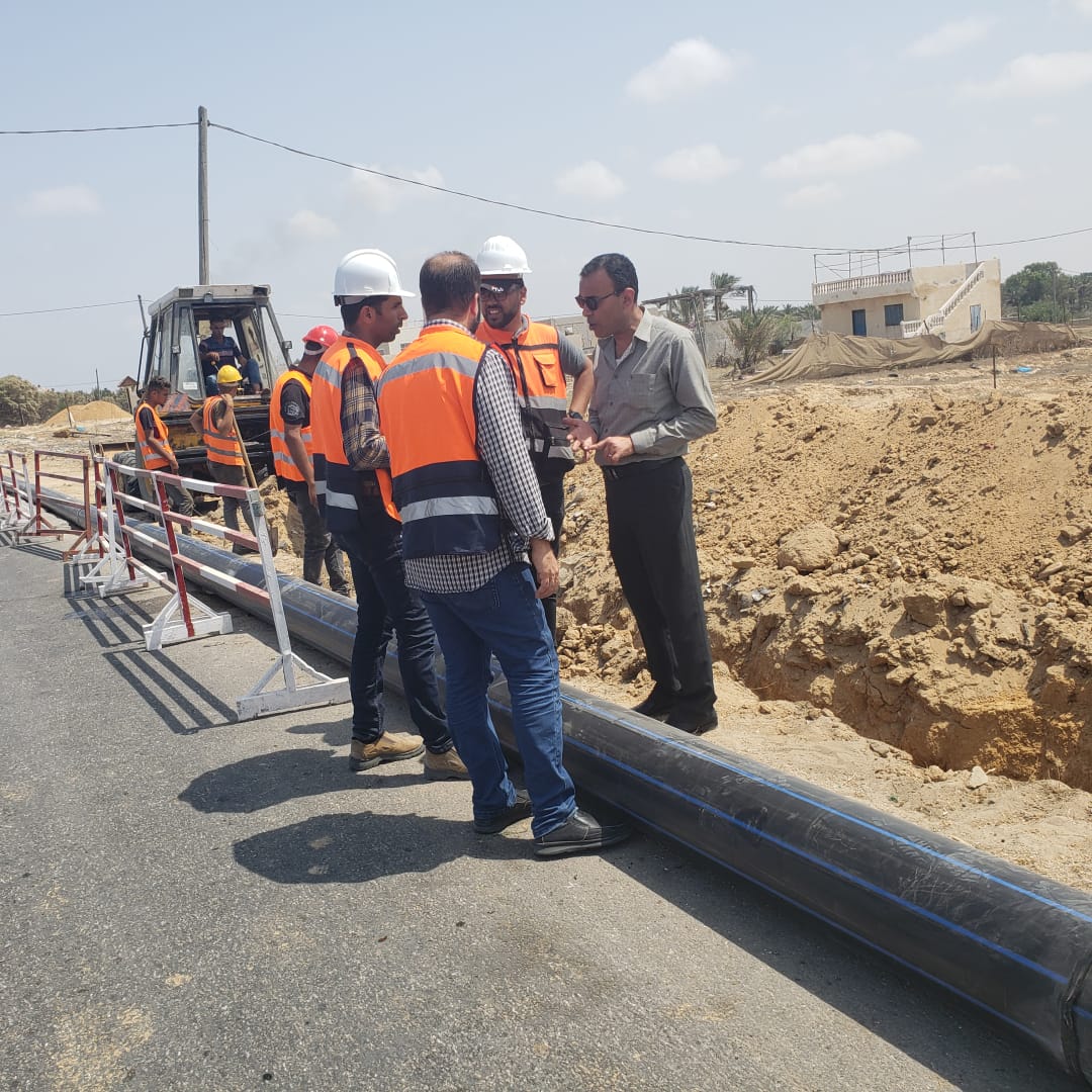 بلدية دير البلح تشرع بأعمال مشروع تمديد شبكات و خطوط مياه و الاعمال المصاحبة لمحطة التحلية المركزية