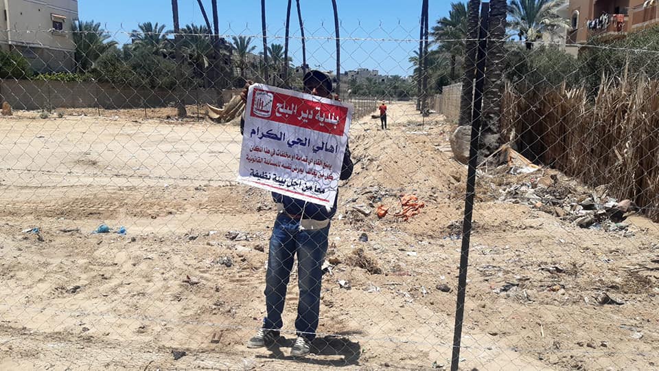 بلدية دير البلح تغلق مكب عشوائي وترحل 20 طن من النفايات