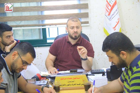 قسم الحرف والصناعات يعقد لقاءً لتذليل صعوبات العمل وخدمة المواطنين.