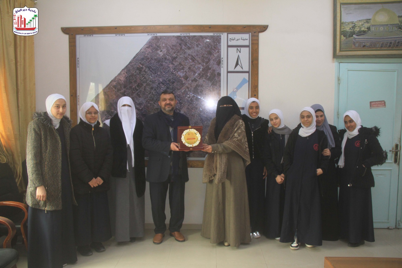 بلدية دير البلح تستقبل وفد من مدرسة السيدة خديجة وتطلعهم على الخدمات المقدمة
