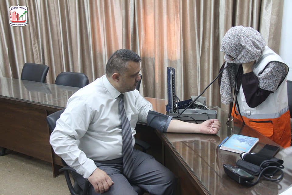 ضمن الحملة الوطنية للتوعية حول ضغط الدم... بلدية دير البلح تجري فحص ضغط الدم لموظفيها