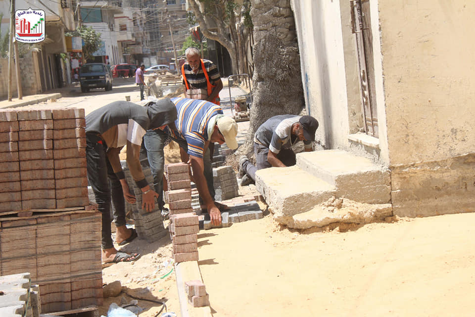 الانتهاء من تبليط الأرصفة بشارع السلام وانتظار توفر البيسكورس في السوق المحلي