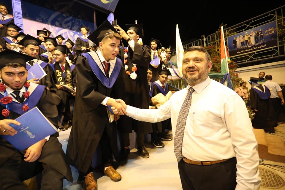 رئيس بلدية دير البلح دياب الجرو يشارك في احتفالات تخريج الفوج الثاني والعشرين من طلبة الكلية الجامعية للعلوم التطبيقية