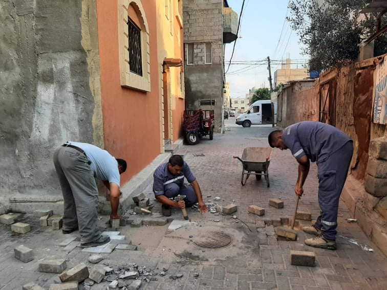 أعمال متواصلة ومستمرة لصيانة الشوارع بدير البلح