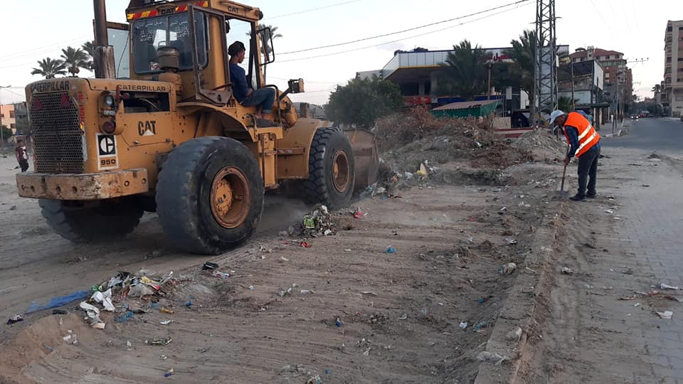 بلدية دير البلح ترحل 20 طن من النفايات العشوائية شهرياً وتغلق أحد المكبات