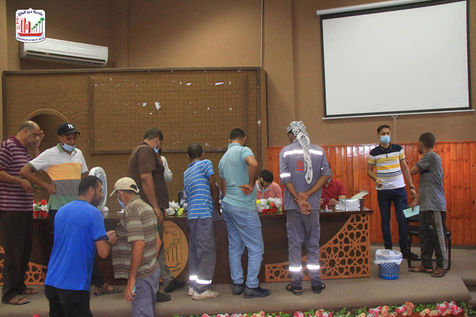 بلدية دير البلح تشرع بحملة تطعيم لموظفيها للوقاية من فيروس كورونا