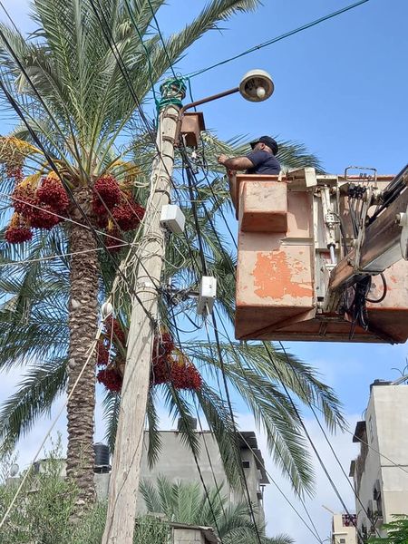 رغم تهالك آلية الونش... بلدية دير البلح مستمرة بصيانة الإنارة بالمدينة