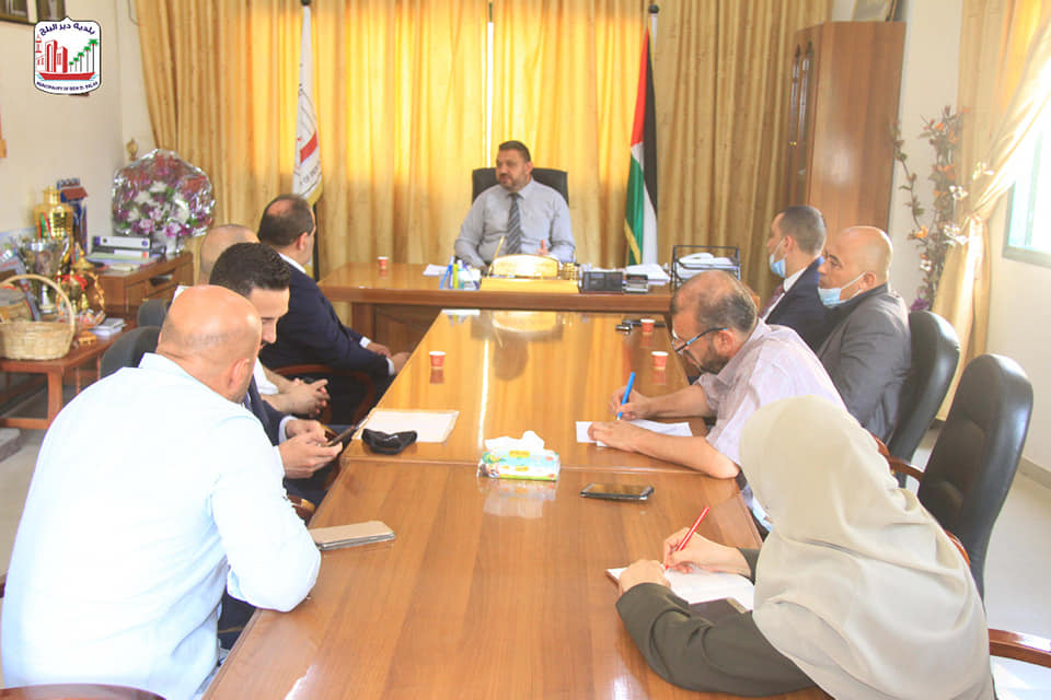 بلدية دير البلح تبحث تعزيز الشراكة مع شركة الاتصالات الفلسطينية