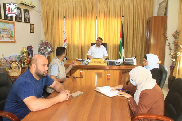 بلدية دير البلح تبحث تنفيذ مبادرة خلق بيئة آمنة للأطفال مع جمعية نبراس للتنمية المجتمعية