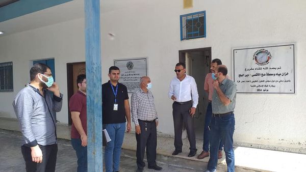 بلدية دير البلح تبدأ بتنفيذ مشروع إنشاء نظام التشغيل بالطاقة الشمسية لخزان الاقصى و محطة ضخ الصرف الصحي بالبركة