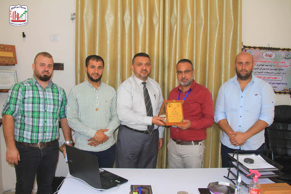 رئيس بلدية دير البلح يقدم التهنئة لمدير مديرية مكتب العمل بالمنصب الجديد