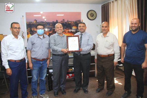 بلدية دير البلح تبحث اجراءات استملاك قطعة أرض لإنشاء مقبرة للمدينة مع سلطة الأراضي