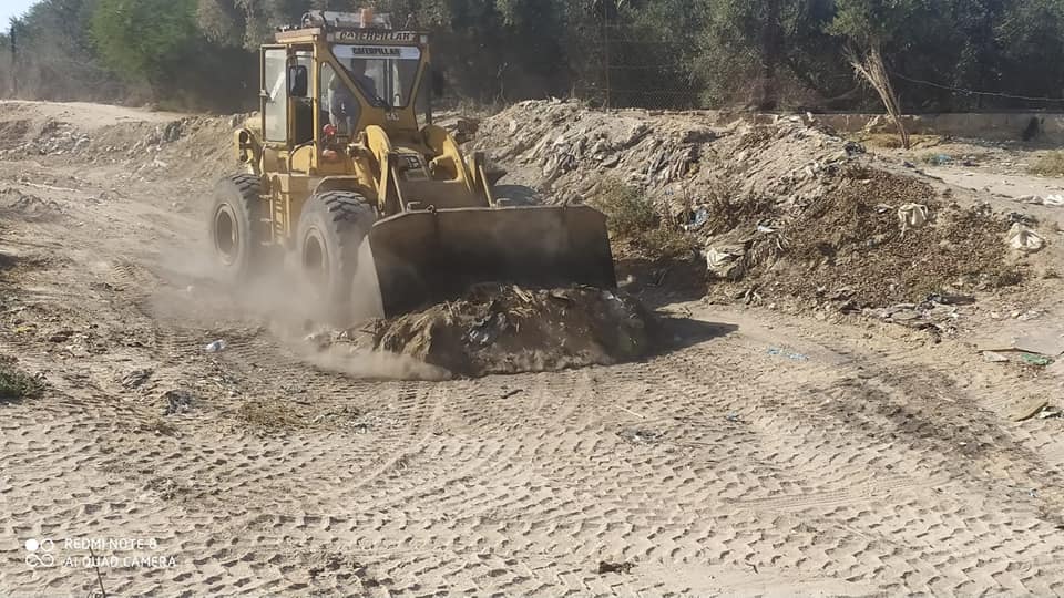 بلدية دير البلح تنتهي من تنظيف مجرى وادي السلقا