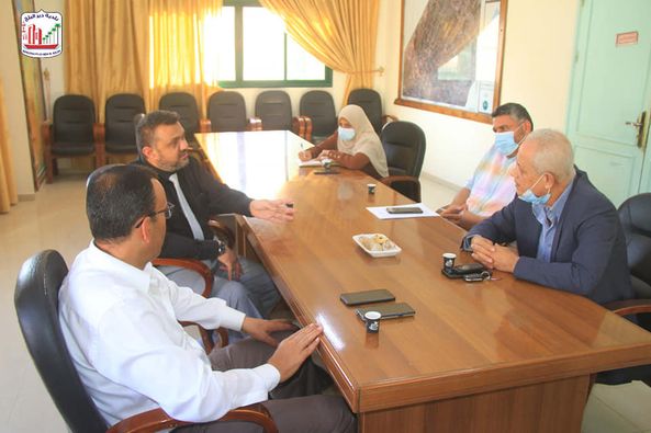 بلدية دير البلح تبحث سير العمل في محطتي تحلية مياه و الجنوب