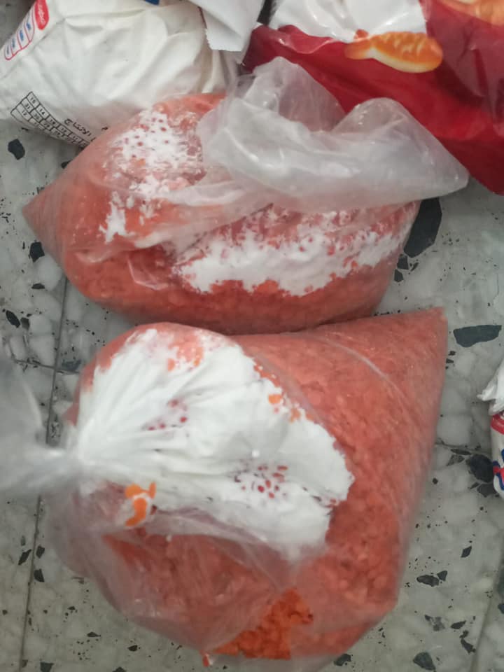 بلدية دير البلح تتلف العديد من المواد الغذائية الفاسدة خلال جولاتها المستمرة