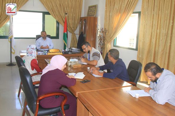 بلدية دير البلح تبحث تنفيذ مبادرة استبدال المكبات العشوائية بمساحات خضراء في محيط مدرسة عبد الله بن رواحة