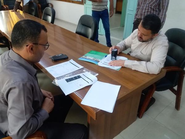 بلدية دير البلح توقع اتفاقية تنفيذ حفر بئر مياه في المنطقة الصناعية