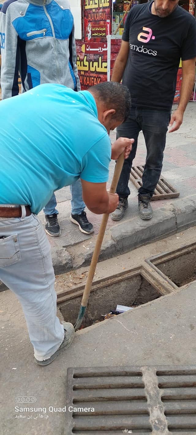 تنظيف مصارف مياه الأمطار أمام مبنى الهلال