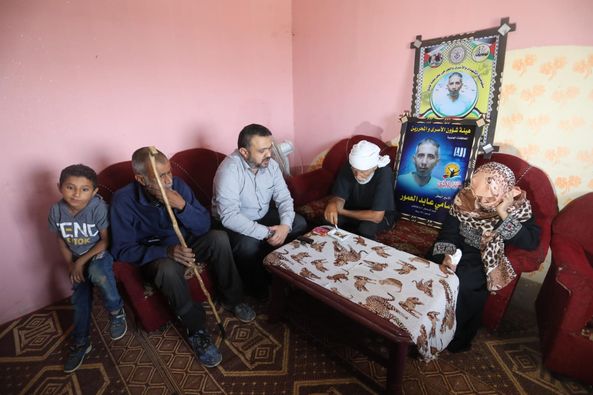 رئيس بلدية دير البلح يزور عائلة الاسير الشهيد سامي العمور ويندد بجرائم العدو المستمرة بحق الأسرى