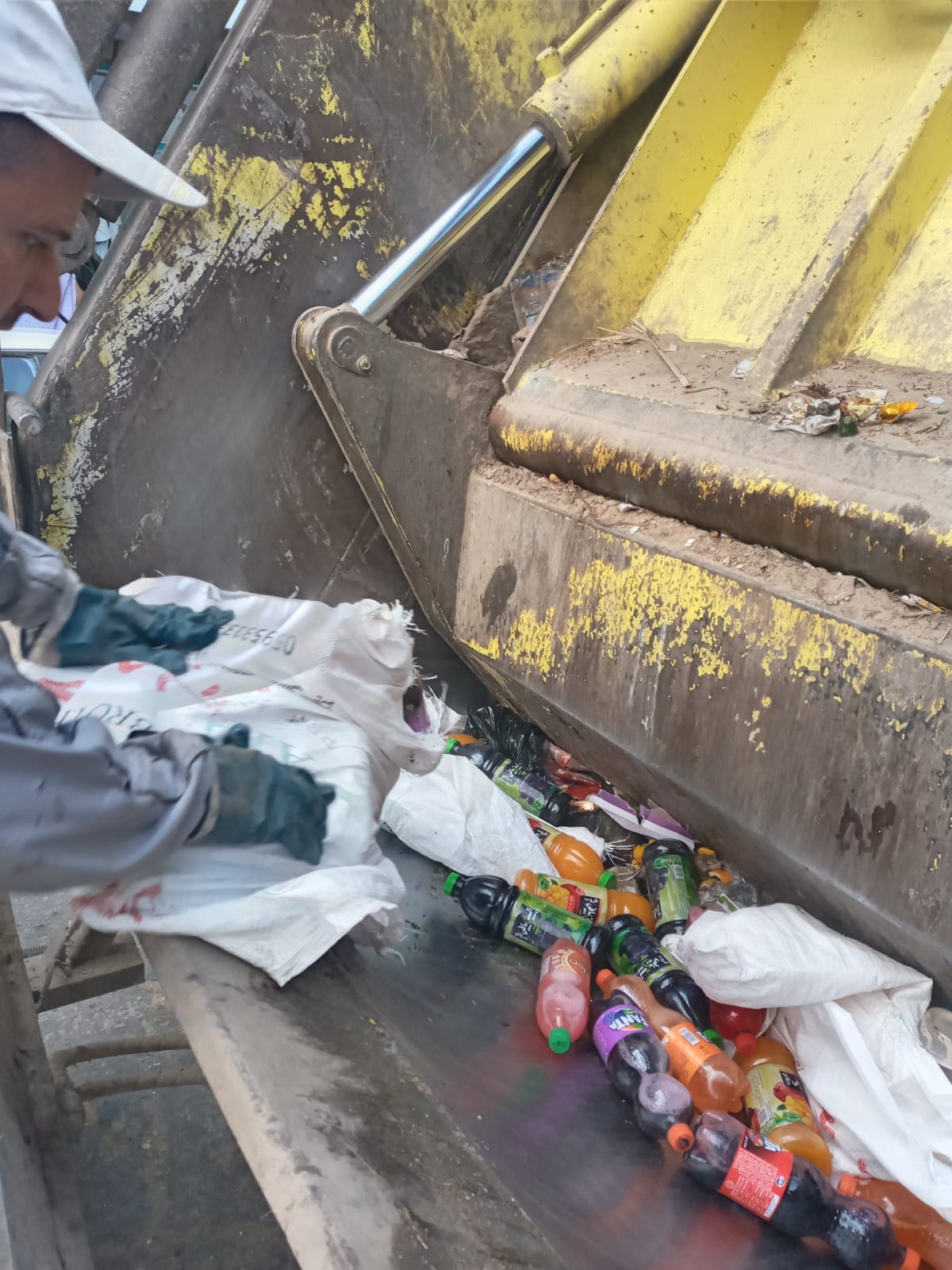 بلدية دير البلح تتلف ما يزيد عن 120 كيلو من المواد الغير صالحة للاستخدام