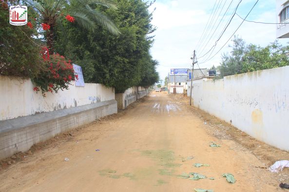 فرد طبقة من ناتج الكسارة وفرد طبقة كركار في شارع رسمي ابو قاسم بالقرب من وادي السلقا