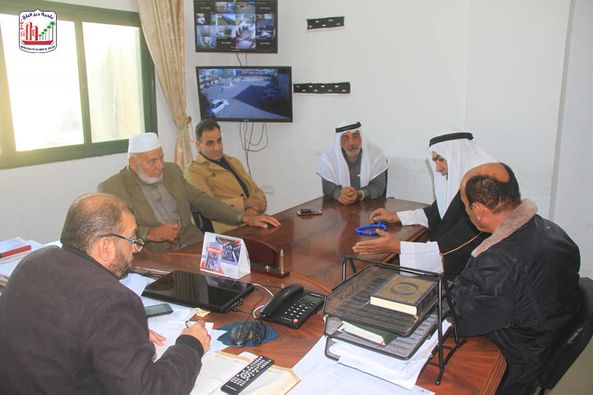 بلدية دير البلح تبحث مع لجنة حي الحكر احتياجات المنطقة وسبل تنفيذها