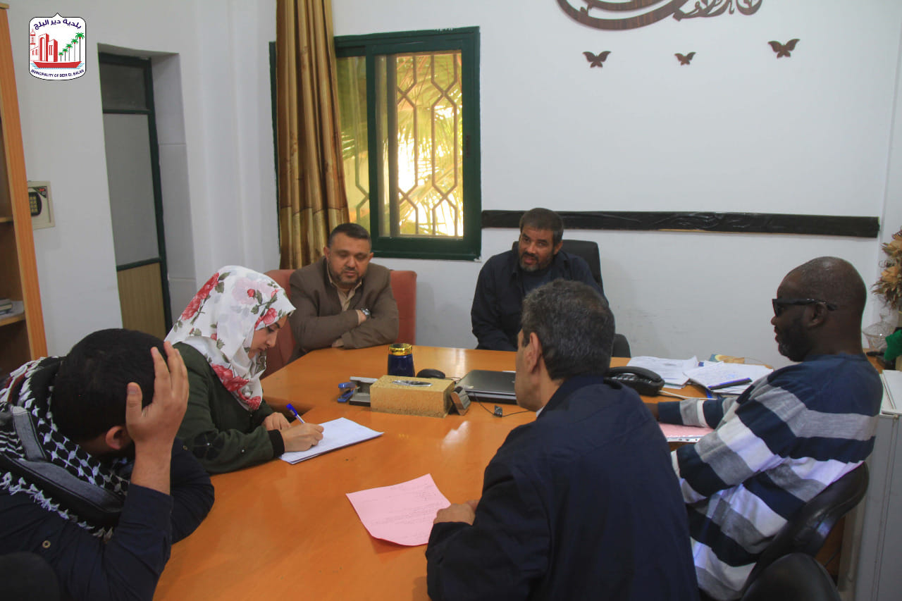 بلدية دير البلح تسلم منصب رئيس البلدية والمجلس البلدي لذوي الإعاقة لمتابعة العمل