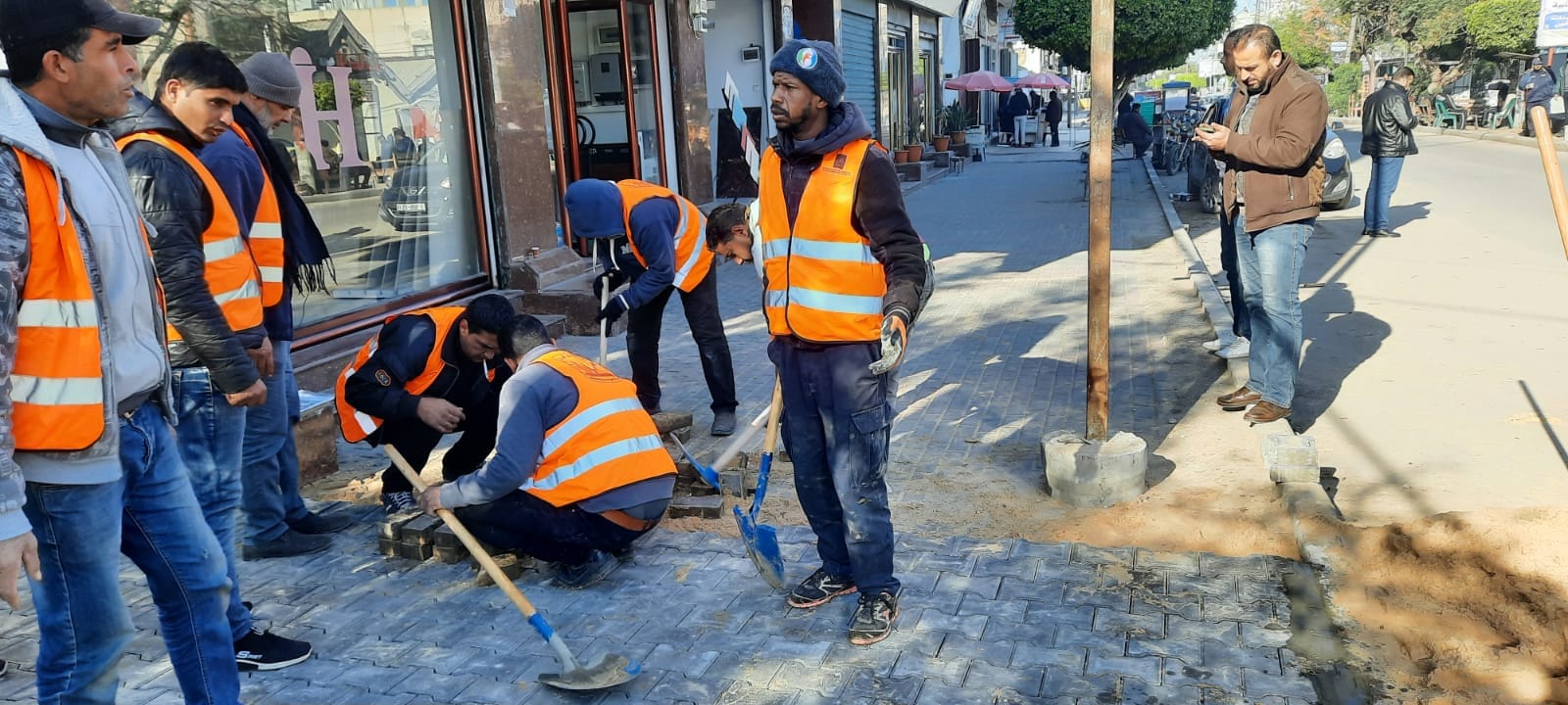 استمرار العمل بمشروع صيانة الأرصفة بدير البلح