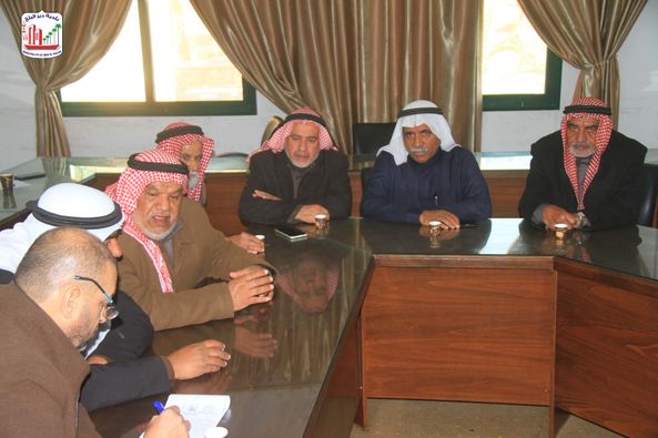 بلدية دير البلح تلتقي مع المخاتير وتبحث عدد من المواضيع