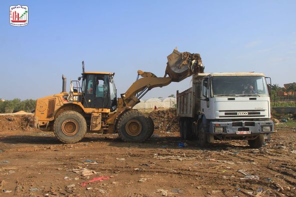 بلدية دير البلح تنتهي من تنظيف مكب النفايات الواقع شرق صلاح الدين