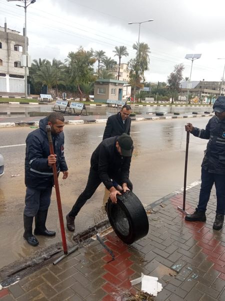 خلال متابعة تنظيف الجاليات... اخراج كوشوك من داخل جاليات المطر نتيجة سرقة أغطيتها وبقاءها مفتوحة