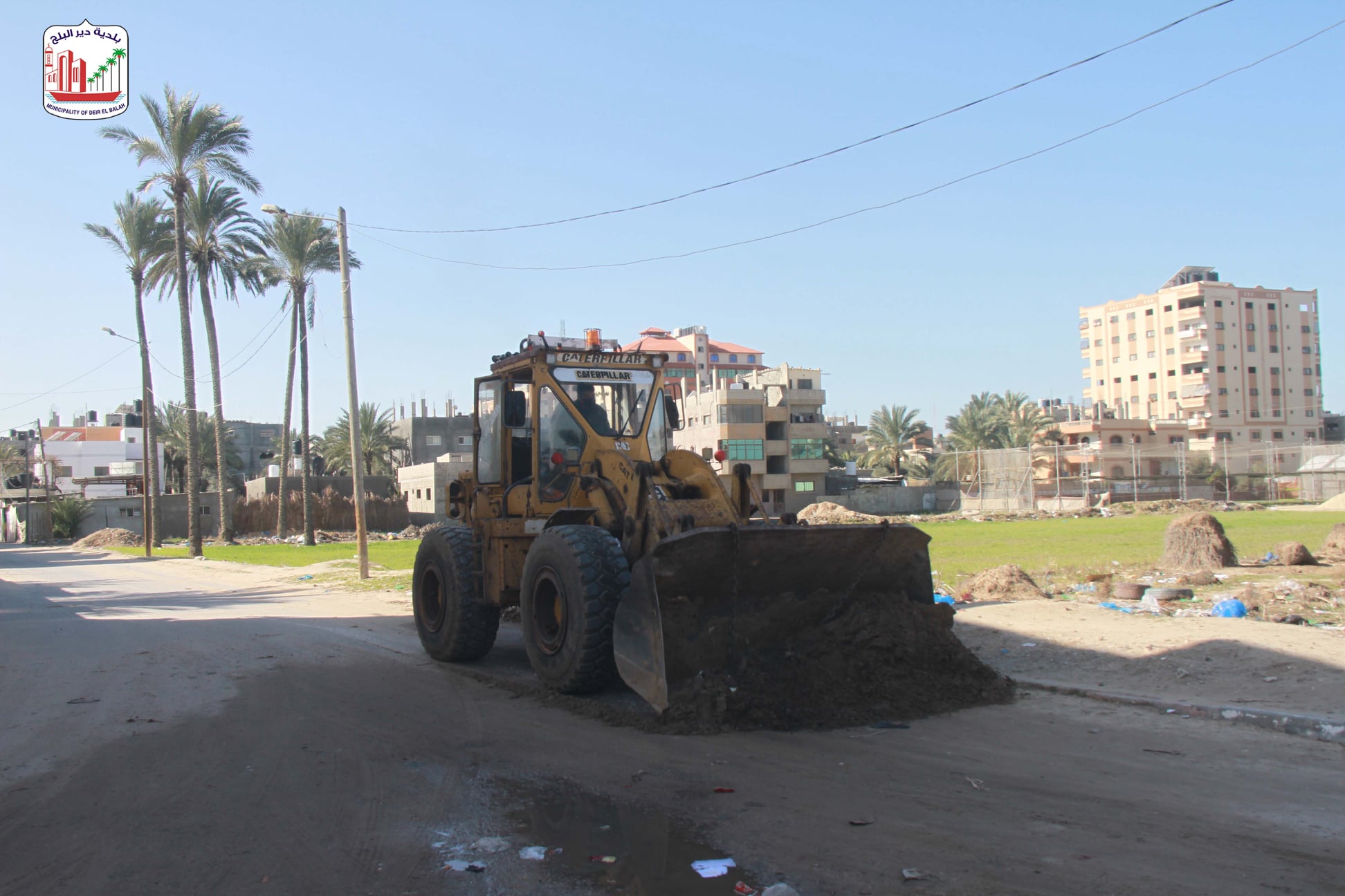قبل دخول المنخفض الجوي... بلدية دير البلح تزيل الأتربة المتراكمة على الطرقات الرئيسية