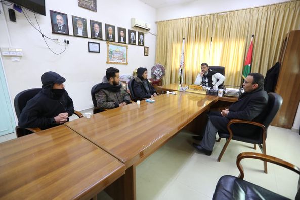 فريق شبابي من دير البلح يبدي استعداده للتطوع مع البلدية خلال المنخفض الجوي