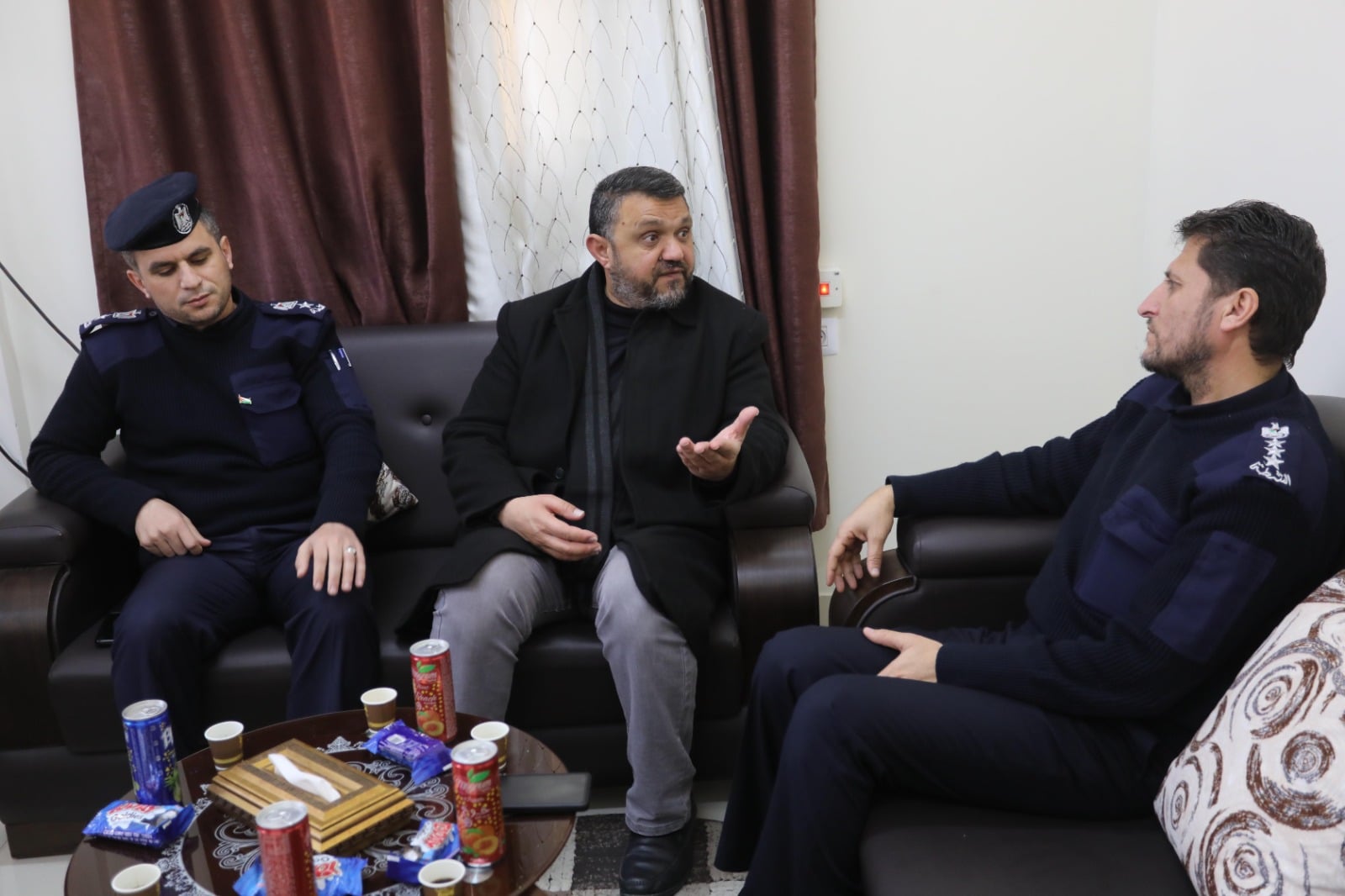 رئيس بلدية دير البلح يجري زيارة لمدير الشرطة القضائية في إطار تعزيز التعاون بينهما